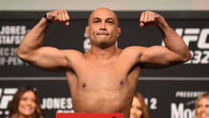 UFC拳擊手在稱重活動中自信地彎曲手臂。 — 運動 壁紙