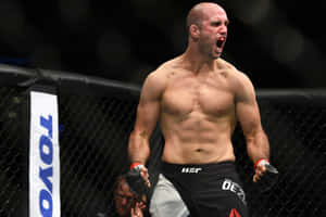 一位赤裸上身的MMA鬥士在UFC八角籠內慶祝勝利。 — 終極格鬥冠軍賽 壁紙