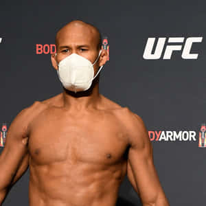 赤裸上身的UFC鬥士在稱重活動中戴著白色口罩。 — 終極格鬥冠軍賽 壁紙