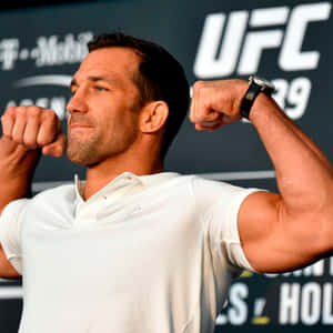 UFC戰士在稱重活動中穿著白色Polo衫彎曲手臂。 — 終極格鬥冠軍賽 壁紙