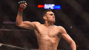 勝利的MMA戰士在八角籠中舉起拳頭。 — 慶祝 壁紙