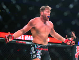 MMA 戰士在八角籠中張開雙臂慶祝勝利。 — 運動 壁紙