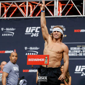 UFC戰士戴著「DAD」頭帶在稱重時慶祝勝利。 — 運動 壁紙