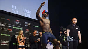 UFC 戰士在稱重活動中自信地在舞台上擺姿勢。 — 終極格鬥冠軍賽 壁紙