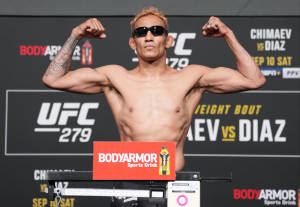 UFC拳手在稱重活動中赤裸上身彎曲肌肉，戴太陽眼鏡和紋身。 — 終極格鬥冠軍賽 壁紙