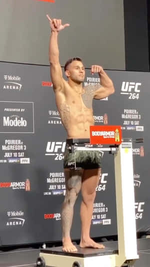 拳手在UFC稱重活動中在體重計上慶祝勝利。 — 終極格鬥冠軍賽 壁紙