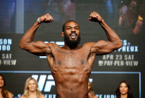 一位赤裸上身的MMA拳手在UFC稱重時彎曲手臂並咆哮。 — 終極格鬥冠軍賽 壁紙