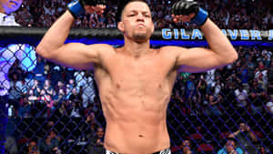 MMA拳手在八角籠內舉起拳頭慶祝勝利，周圍有歡呼的人群。 — 終極格鬥冠軍賽 壁紙