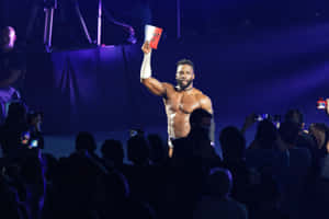摔角手在紫色燈光下向人群舉起紅牌 — WWE GIF 壁紙
