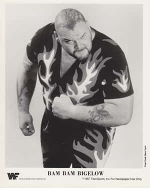 摔角手Bam Bam Bigelow穿著火焰襯衫和紋身凝視著鏡頭 — 摔角 壁紙