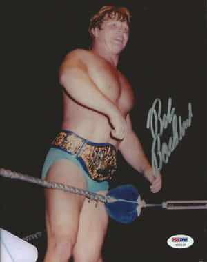 摔角手 Bob Backlund 在擂台上手持藍色狼牙棒和冠軍腰帶的簽名照片。 — 摔角 壁紙