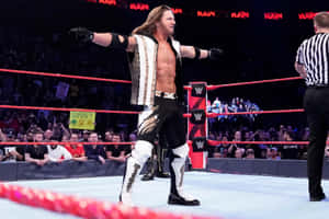 WWE賽事中摔角手在場上張開雙臂，觀眾歡呼。 — 摔角 壁紙