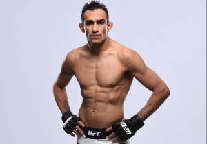 一位赤裸上身的男性MMA拳手戴著UFC手套在攝影棚中擺姿勢。 — 終極格鬥冠軍賽 壁紙
