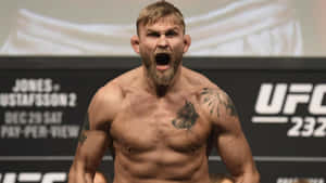 一位紋身的赤裸上身UFC鬥士在稱重活動中咆哮。 — 終極格鬥冠軍賽 壁紙