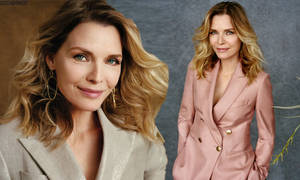 一位穿著米色和粉紅色西裝外套的女士在紋理灰色背景的攝影棚肖像中微笑。 — 女演員 壁紙