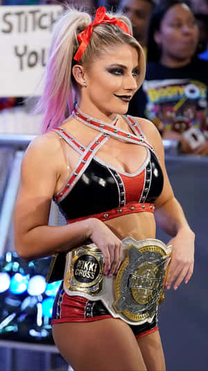 女摔角手在競技場中手持冠軍腰帶。 — Alexa Bliss 壁紙