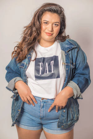 穿著牛仔外套和短褲的女性，T恤上有「FAT」文字。 — 丹寧 壁紙