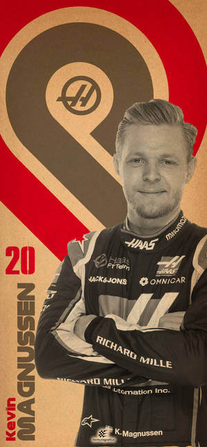 Kevin Magnussen穿著Haas F1 Team賽車服，雙臂交叉，顯示20號。 — 19.5:9 壁紙