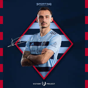 身穿 Sporting Kansas City 球衣的足球運動員在紅色鑽石框內交叉雙臂。 — 運動風 壁紙
