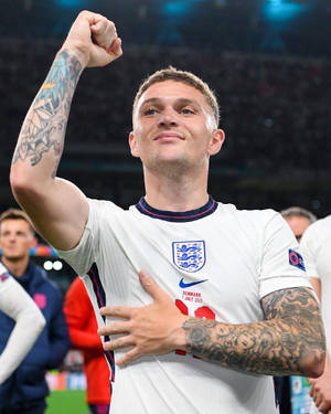 英格蘭足球員舉起拳頭，手放在胸前慶祝勝利。 — 運動 壁紙