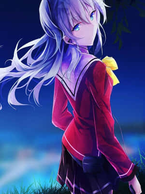 銀髮藍眼的動漫女孩，穿著紅色校服，夜晚站在草地上。 — 可愛動漫女孩 壁紙