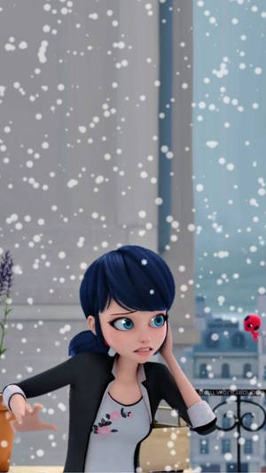 藍髮動漫女孩從積雪的窗戶望向城市建築。