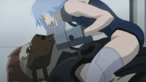 藍髮動漫女孩穿著深色服裝與機械生物互動。 — 未來蝙蝠俠 GIF 壁紙