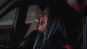 一位藍髮女性在車內開懷大笑。 — 大笑 壁紙