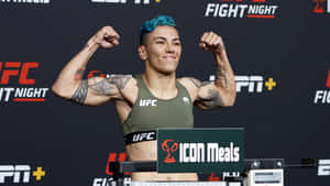 UFC拳手在稱重活動中展示手臂，藍髮和刺青 — 終極格鬥冠軍賽 壁紙