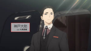 動畫角色穿著西裝站在車門旁，帶有日文文字疊加。 — 黑川伊佐那 壁紙