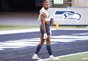 西雅圖海鷹隊美式足球員穿著訓練服在球場上行走 — Dk Metcalf 壁紙