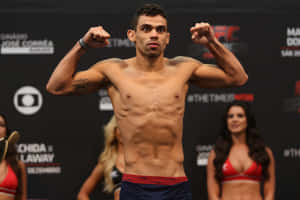 一位男性MMA拳手在UFC過磅活動中展示肌肉。 — 運動 壁紙