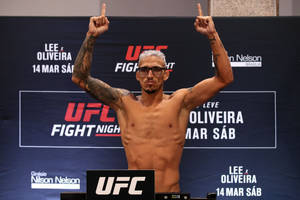 UFC拳手在稱重活動中舉起食指慶祝。 — 終極格鬥冠軍賽 壁紙