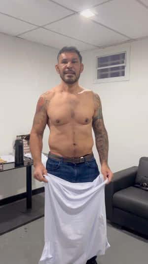 刺青男人在辦公室舉起白色T恤 — 運動 壁紙