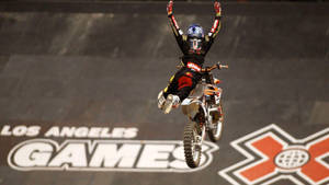 越野摩托車手在洛杉磯X Games空中慶祝勝利。 — X Games 壁紙
