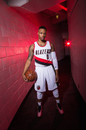身穿 Blazers 球衣的籃球運動員在紅色燈光走廊中手持籃球。 — 天元突破紅蓮螺巖 壁紙