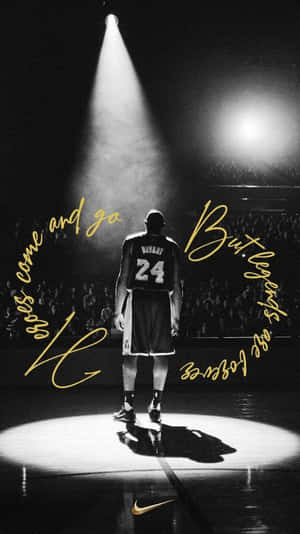 籃球運動員24號獨自站在聚光燈下，配有勵志語錄。 — 科比· Bryant 壁紙