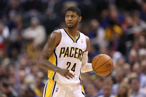 身穿Pacers球衣的職業籃球運動員在比賽中持球。 — 印第安納溜馬 壁紙