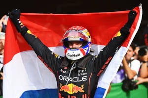 F1車手在勝利慶祝中手持荷蘭國旗 — 馬克斯·維斯塔潘 壁紙