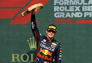 F1車手在2022年勞力士大獎賽頒獎台上手持獎盃。