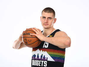 職業籃球運動員身穿丹佛金塊隊球衣，手持 Spalding 籃球。 — 酷籃球 壁紙