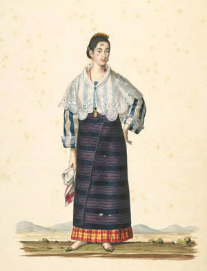 一位身穿傳統條紋連衣裙和蕾絲披肩的女性，站在遠山前。 — 菲律賓 壁紙