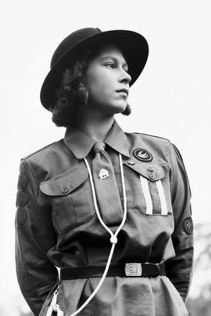 身穿童軍制服的年輕女性在戶外向上看 — 伊莉莎白女王 壁紙