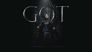 一位身穿盔甲的女王坐在鐵王座上，身後有「GOT」字母。 — 珊莎·史塔克 壁紙