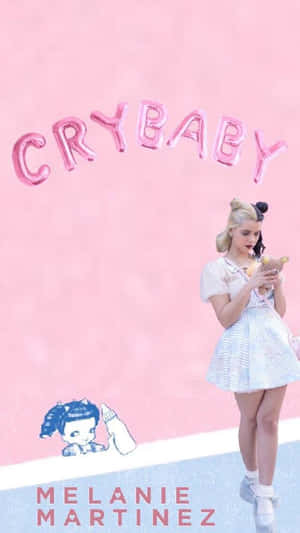 Melanie Martinez 在粉紅色「CRYBABY」氣球下抱著一隻泰迪熊。