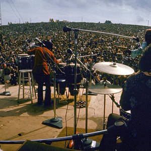 鼓手在1970年代的音樂節上為大量戶外觀眾現場表演。 — Woodstock 壁紙
