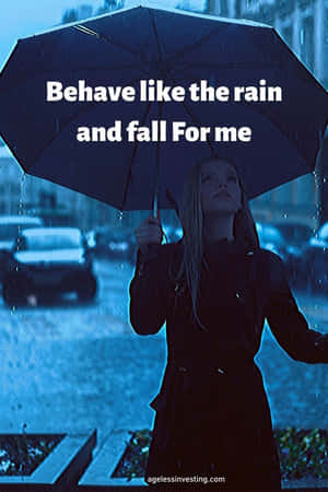女性在雨中城市街道上撐傘，帶有藍色調和文字疊加。 — 語錄 壁紙