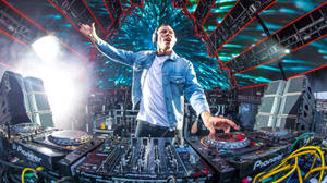 DJ在音樂會上使用雷射燈和Pioneer唱盤表演。 — 提雅斯多 壁紙