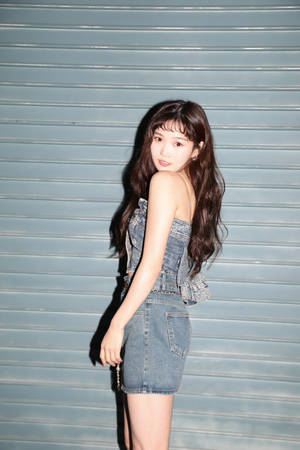 年輕女性身穿牛仔裙在金屬快門前擺姿勢 — 黃仁燁 壁紙