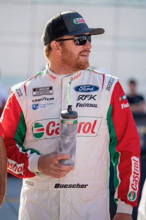 NASCAR車手持水瓶，戴太陽眼鏡和賽車服。 — 運動 壁紙